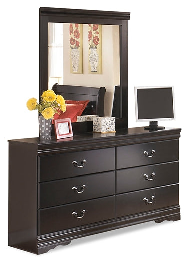 Huey Vineyard Queen Sleigh Headboard with Mirrored Dresser, Chest and 2 Nightstands