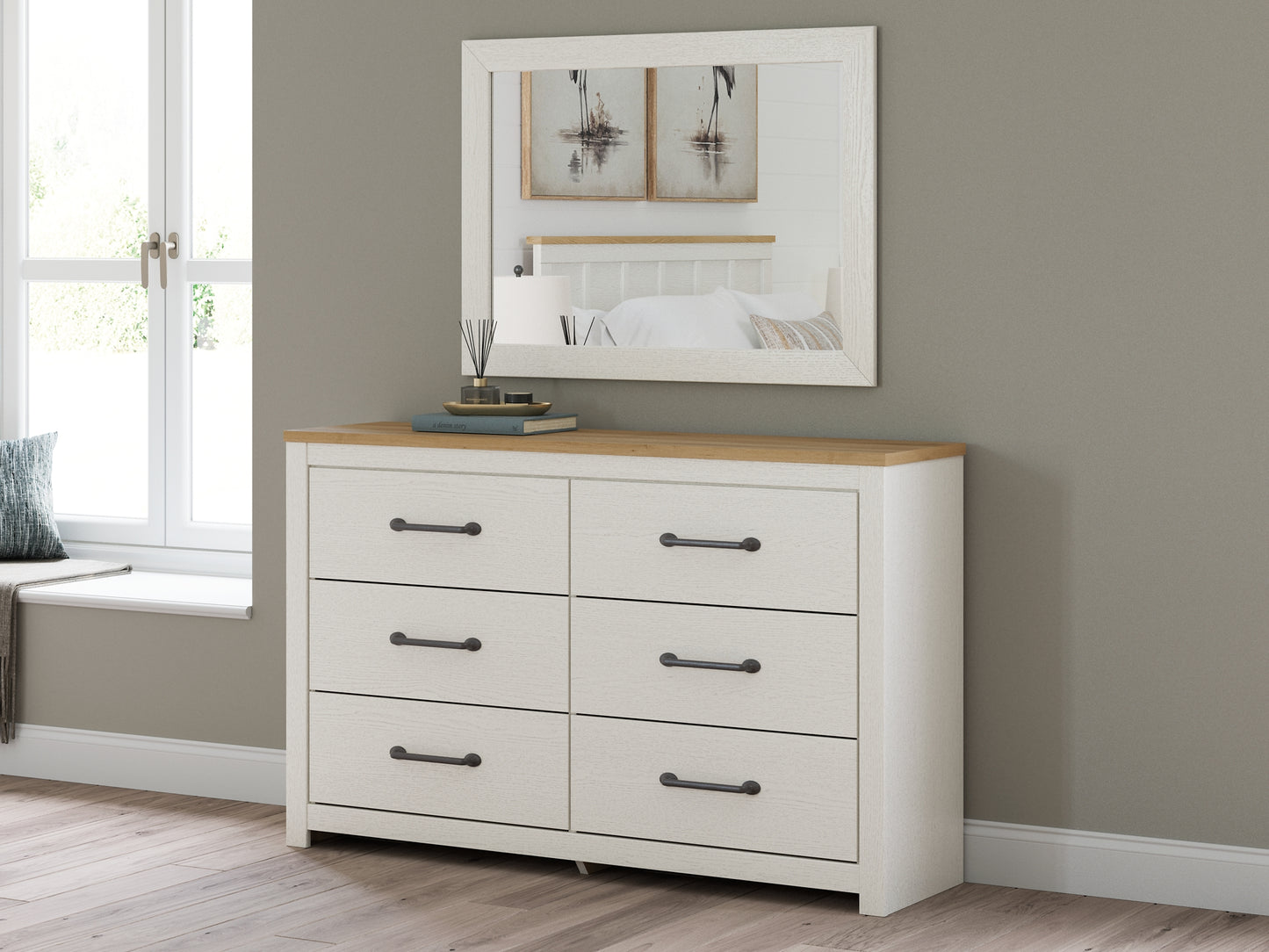 Linnocreek Queen Panel Bed with Mirrored Dresser